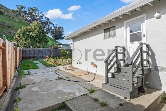 Building Photo - 161 Pecks Ln