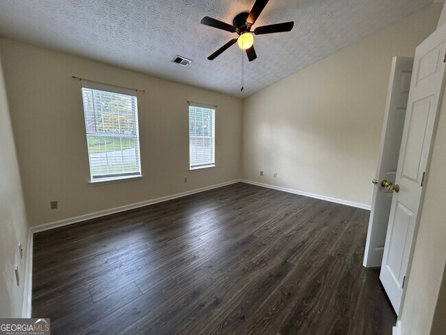 Building Photo - 4800 Streamside Dr