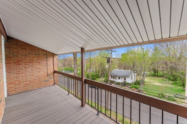 Building Photo - 1943 Greenpoint Dr