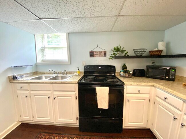 Building Photo - 1305 Stratford Ave