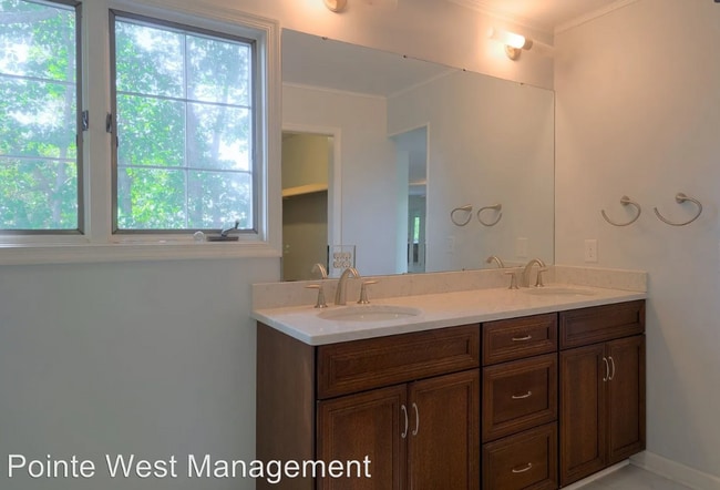 Building Photo - 1602 Greenwood Dr