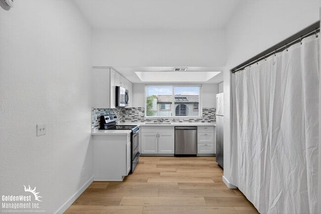 Building Photo - Stylish 2Bdm 1Ba Apartment with Fireplace in Phoenix - MI Special!