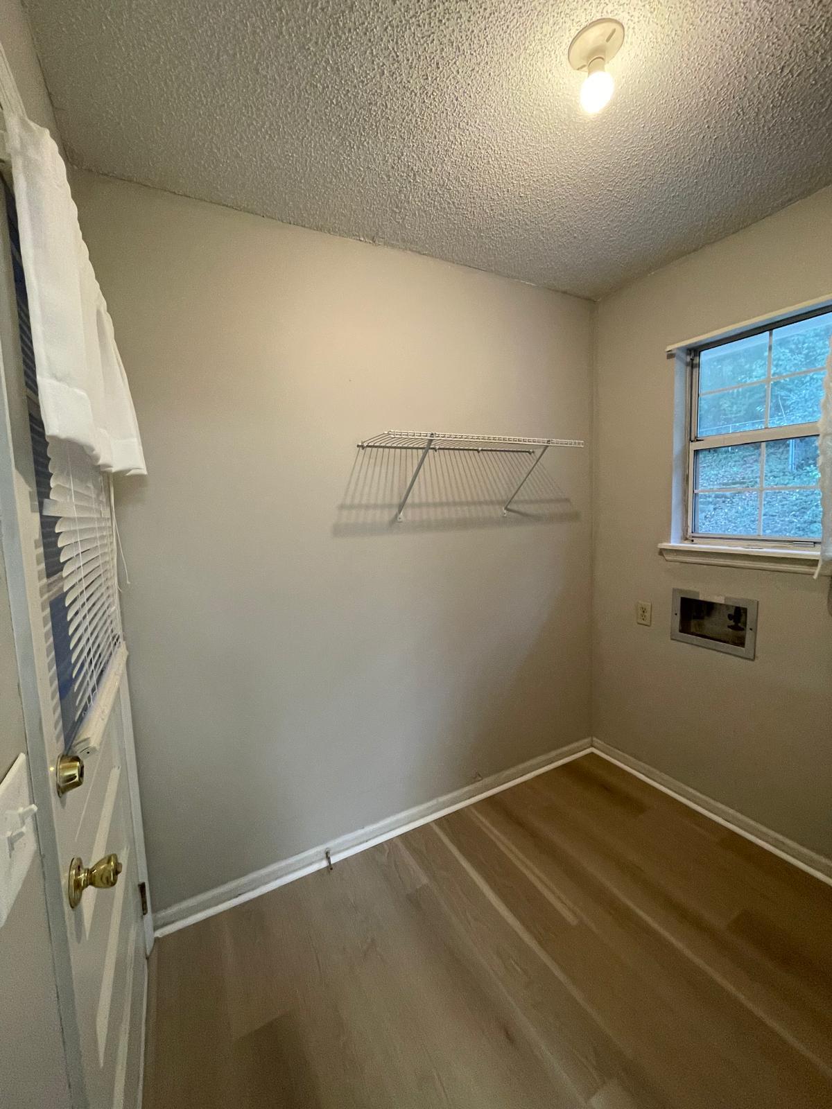 Laundry room (washer & dryer included) - 1936 Ashmore Ave