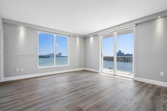 Building Photo - 10350 W Bay Harbor Dr