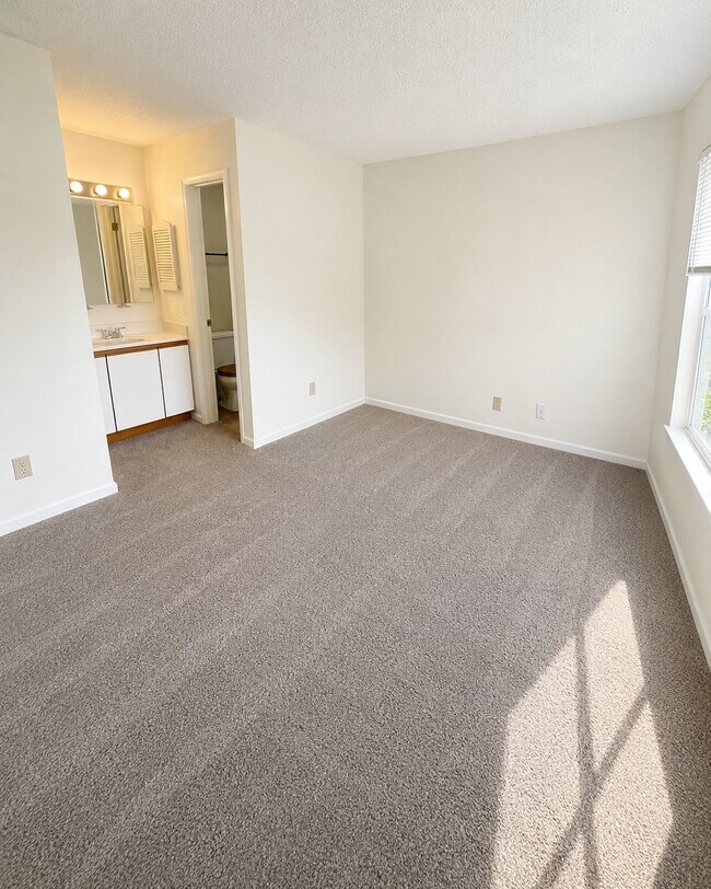 Building Photo - 541 Pineland Cir