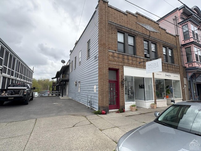 Building Photo - 725 Warren St
