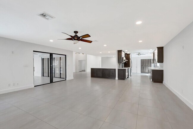 Building Photo - 355 Woodlake Ln