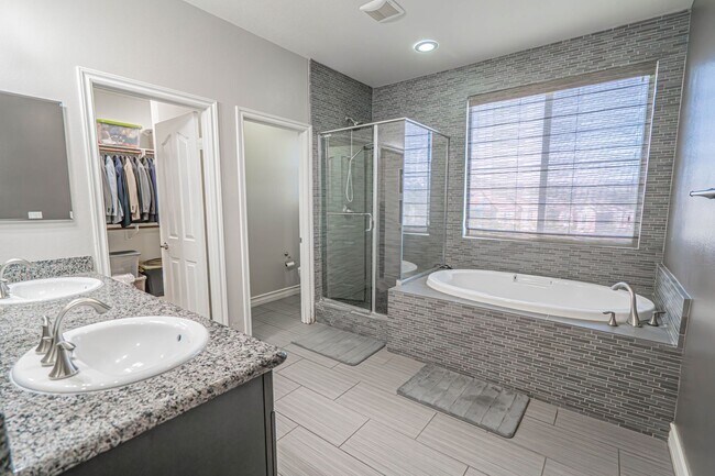 Building Photo - Beautiful 5-Bedroom Home with Outdoor Entertainer's Area in Valencia!