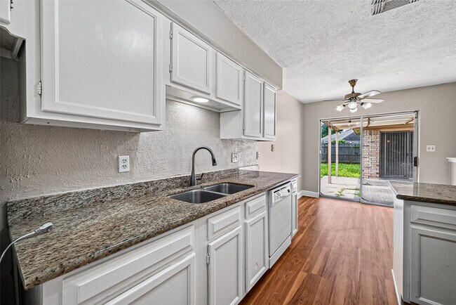 Building Photo - 13847 Cherry Hollow Ln