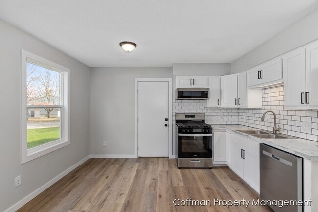 Building Photo - 2511-2513 Ridgefield Dr NE