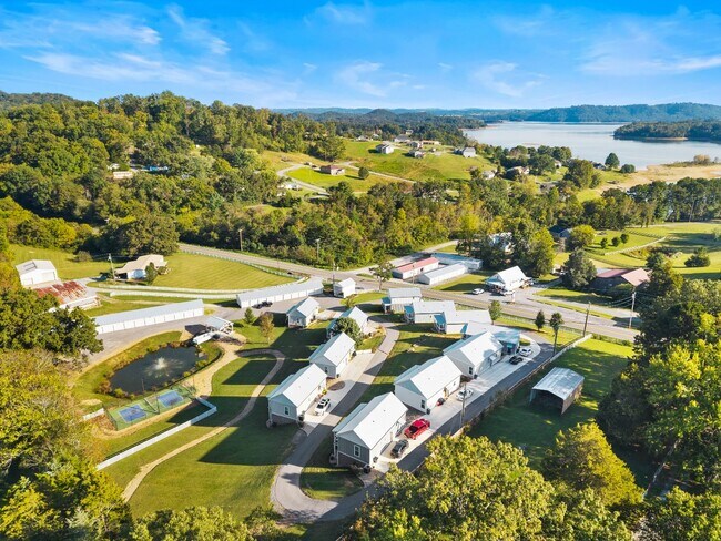 Building Photo - 1925 Lakeshore Dr