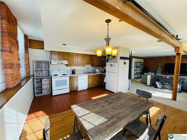 Building Photo - 101 W Race St