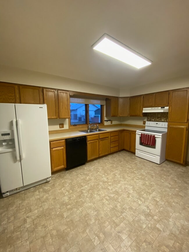 Building Photo - 2304 Hewitt Dr