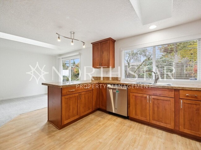 Building Photo - Beautifully Maintained Single-Level Home w...