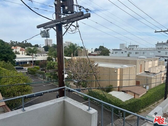 Building Photo - 1412 Barry Ave