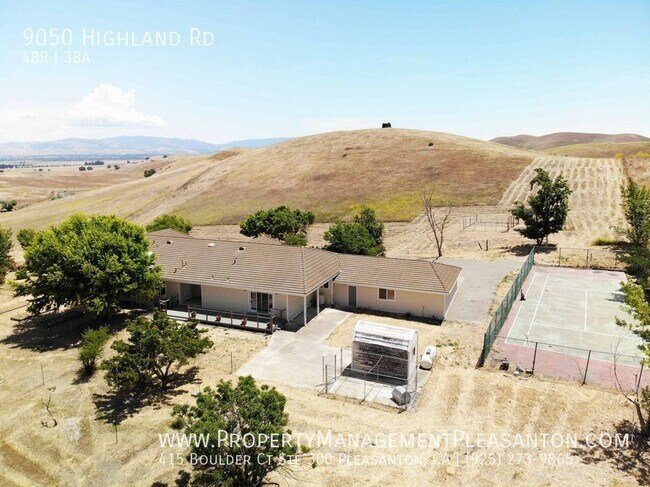 Building Photo - Unique 4 Bed / 3 Bath 3,484 Sq Ft Home off...