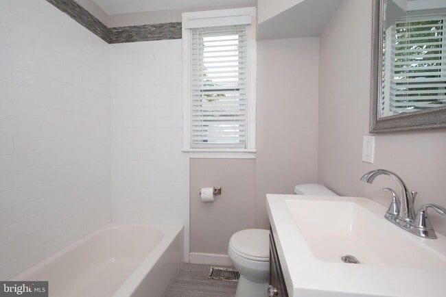 Building Photo - 732 N Tyson Ave