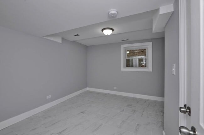 Building Photo - 6322 N Francisco Ave