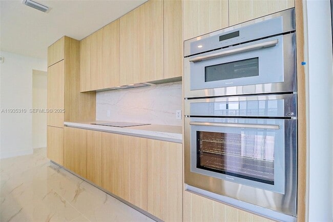 Building Photo - 700 NE 24th St