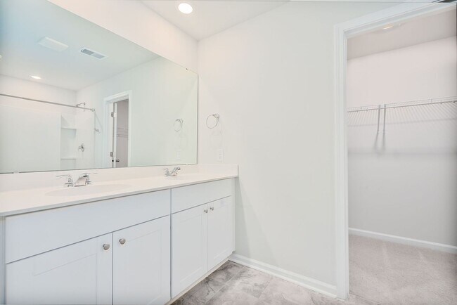 Building Photo - Bright & Spacious Living in Charleston’s Grand Bees!