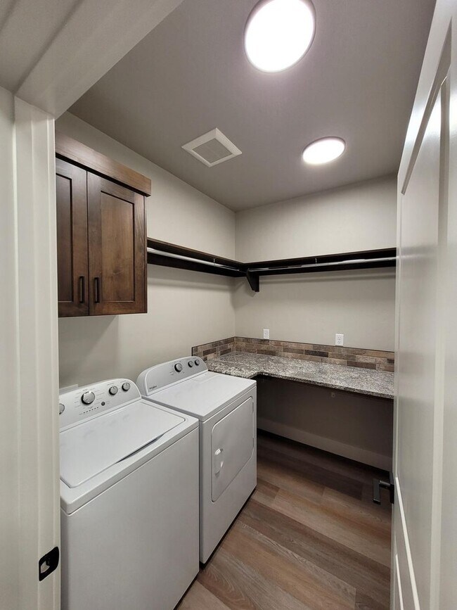 Building Photo - Stunning Townhome In Meridian!
