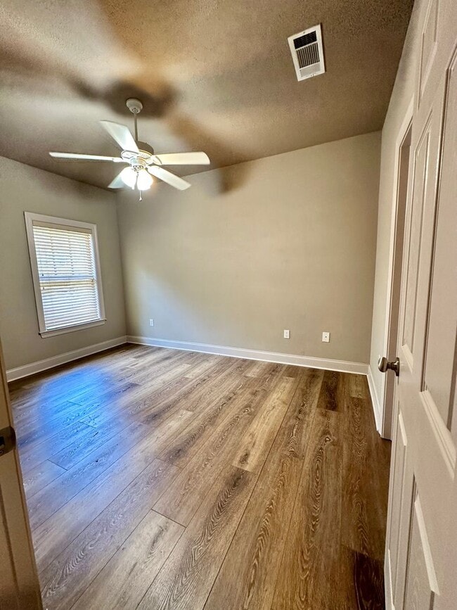 Building Photo - Beautiful 2 Bed/ 2.5 Bath Townhome In Gate...