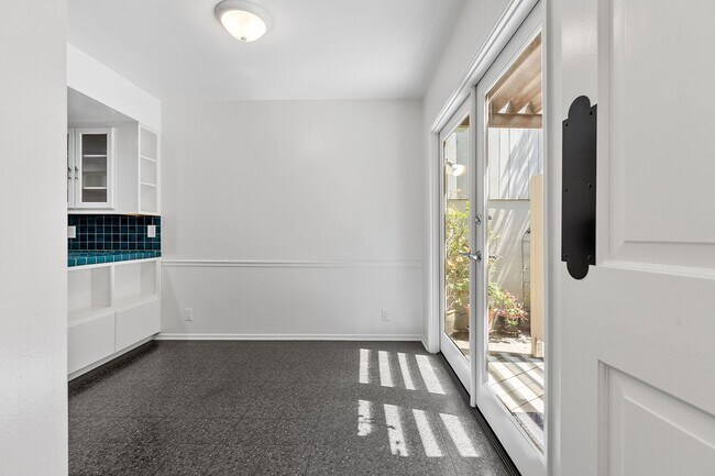 Building Photo - 11053 Strathmore Dr