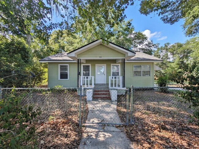 Primary Photo - 715 Cove St