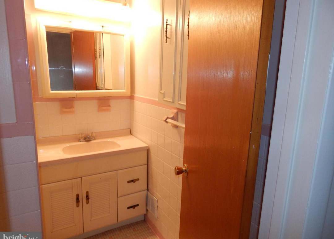 primary en suite - 6916 Crafton Ln