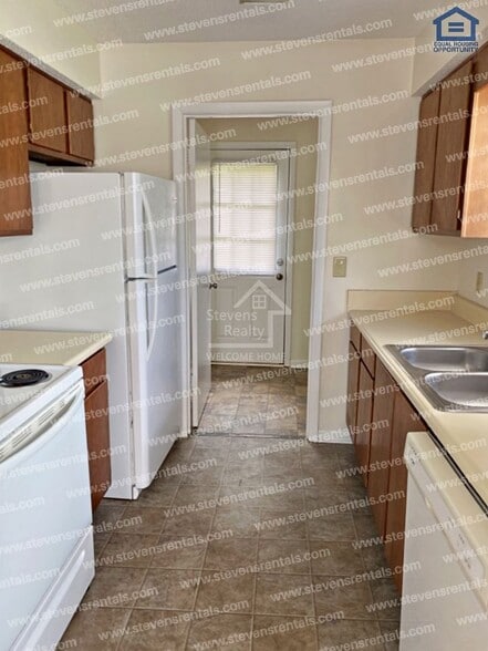 Building Photo - 445 Oriole Dr