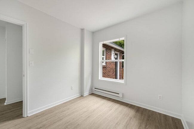 Building Photo - 2bd/1ba Seattle Home