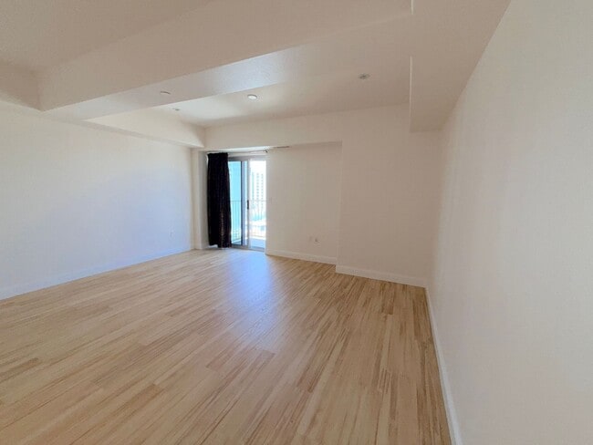Building Photo - Riverwalk Tower 2 Bedroom Condo - 2 Parking Spaces/Private Laundry