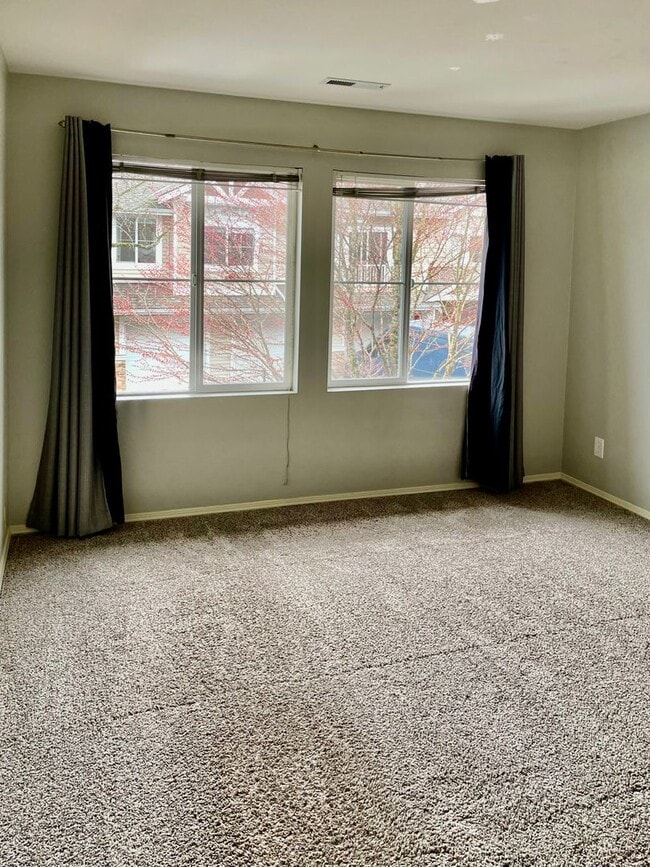 Building Photo - 2 Bed / 1 bath townhome at Summerhill Village in Issaquah $2,895/mo