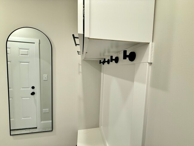 Building Photo - 5942 W Eastwood Ave