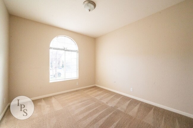 Building Photo - North East Fresno ‘Like New’ Home, 3BR/2BA, Built 2008 - Lots of Amenities!