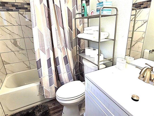 Building Photo - 5105 Tangerine Ave S