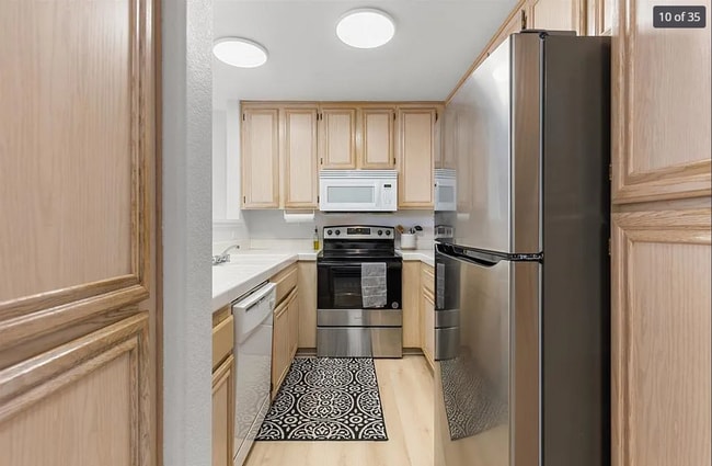 Building Photo - 2 Bedroom Condo in Fashion Valley