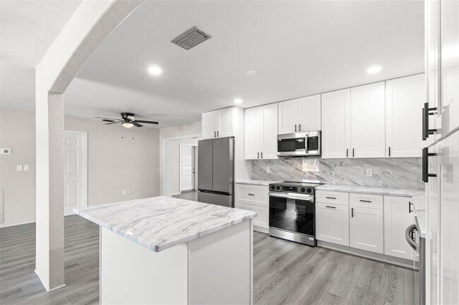Building Photo - 5546 5th St S
