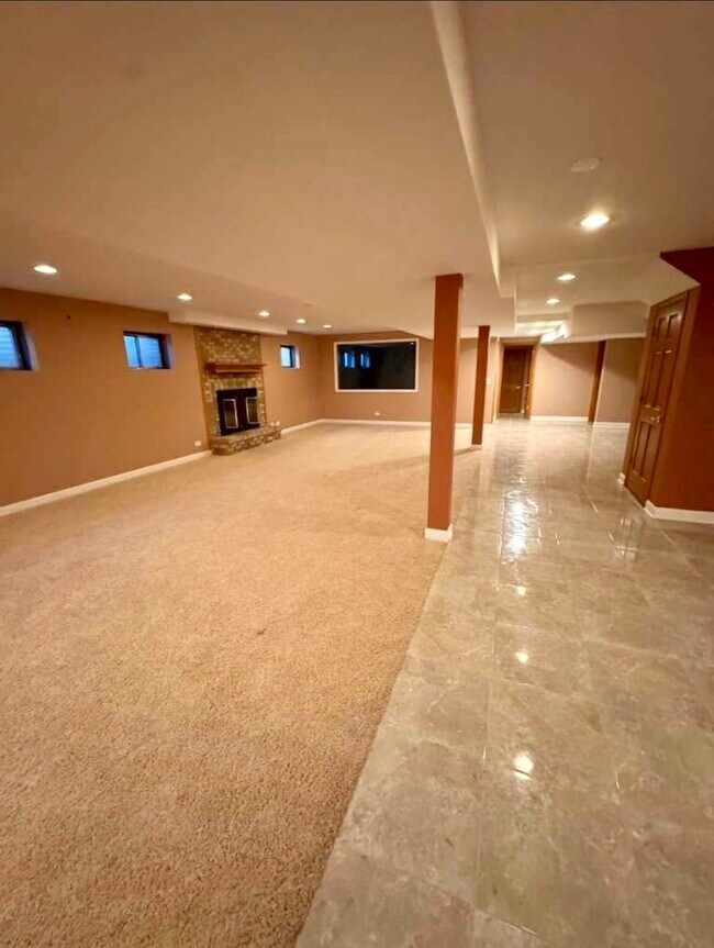 Building Photo - 8S210 Stonehedge Dr