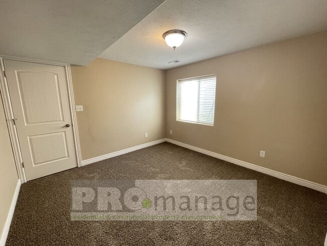 Building Photo - 4 Bed, 3 Bath Town Home w/ 2 Car Garage - Ammon