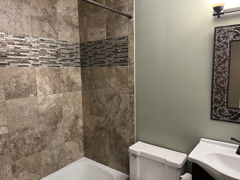 Building Photo - 800 N Main St