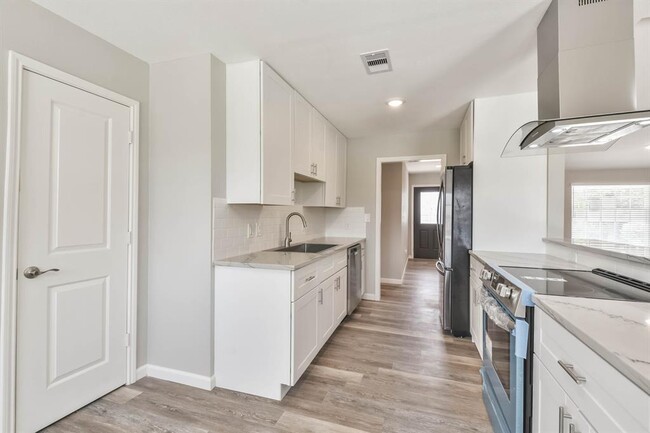 Building Photo - 3215 Rockyridge Dr