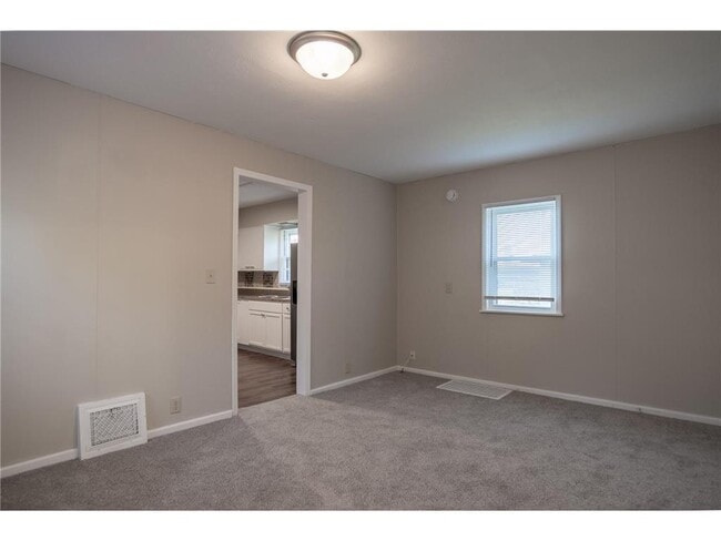 Building Photo - 608 7th Ave S