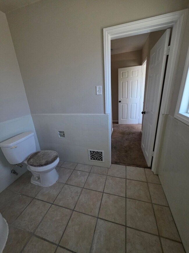 Building Photo - 2641 N Arrowhead Ave
