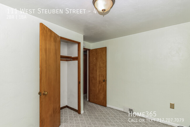 Building Photo - Cozy Urban Living: Charming 2 Bedroom Unit...