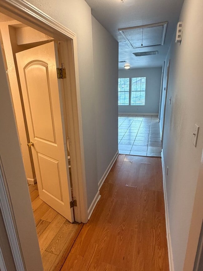 Building Photo - Large 2/3BD AND 2 FULL BATHS