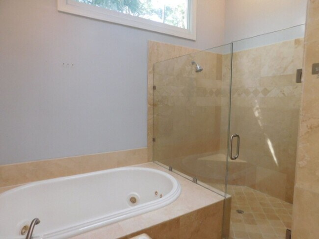 Building Photo - Expansive Unfurnished Spanish Wells Home Available for Rent