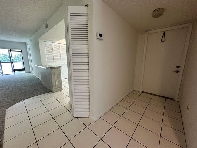 Building Photo - 9633 Riverside Dr