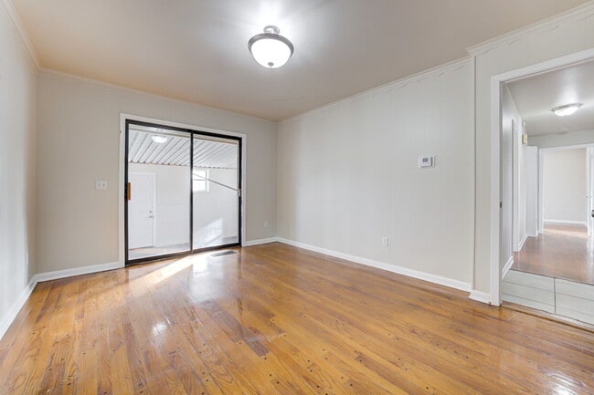 Building Photo - 5000 N Linn Ave