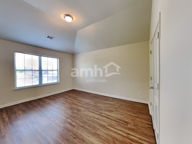 Building Photo - 525 Brickstone Way